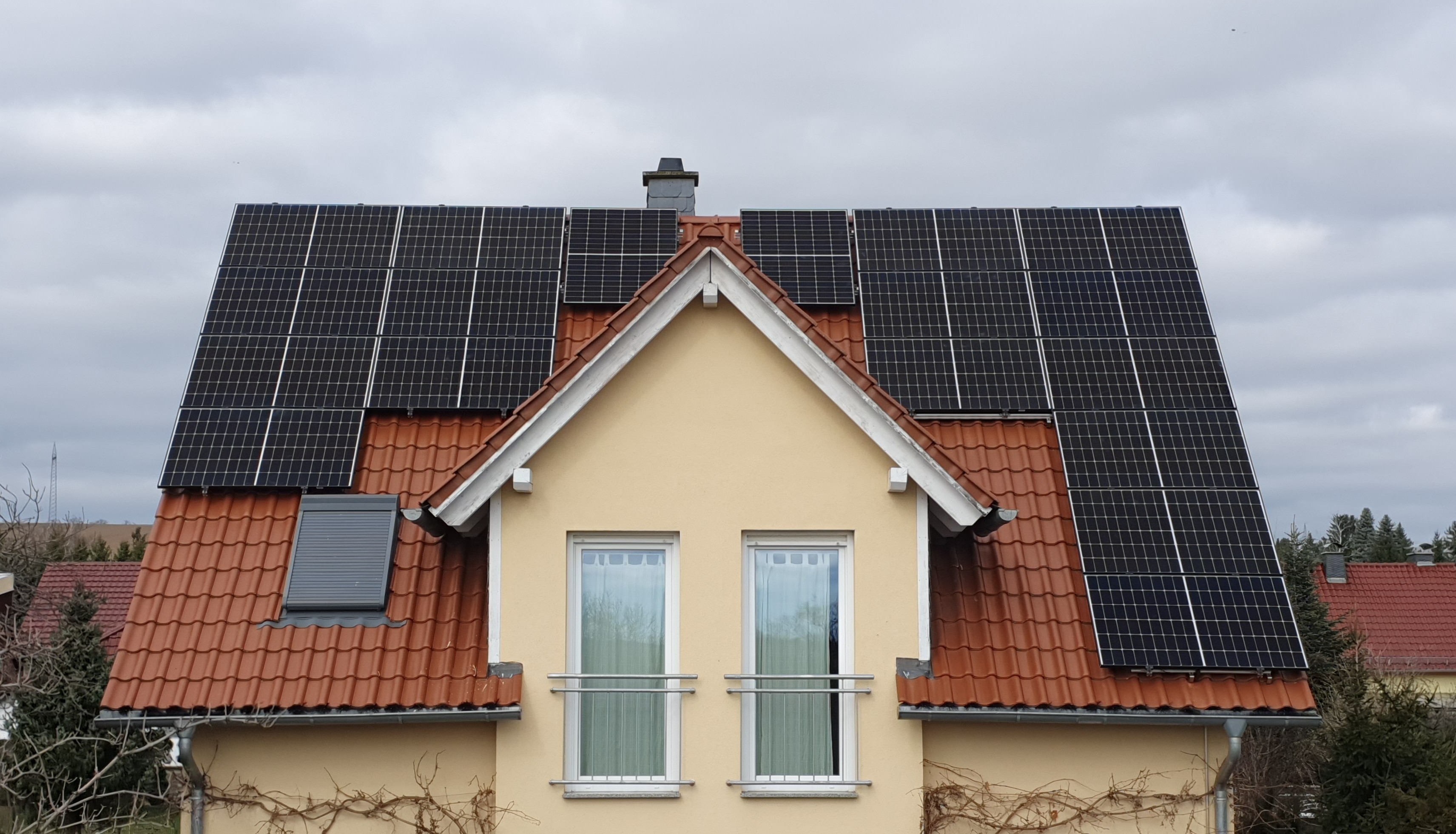 Photovoltaikanlage auf Flachdach eines Wohngebäudes