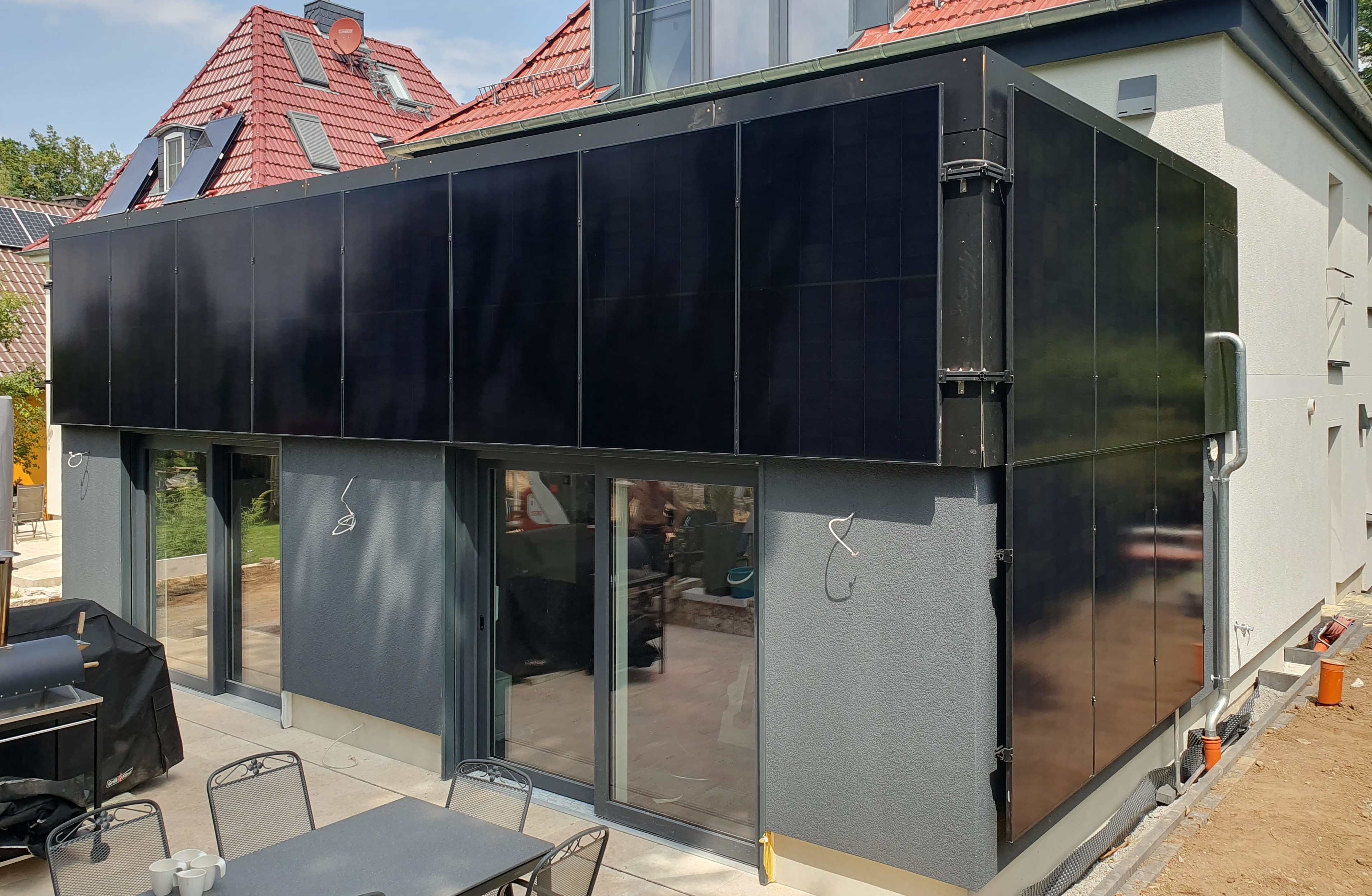 Große Photovoltaikanlage auf Satteldach