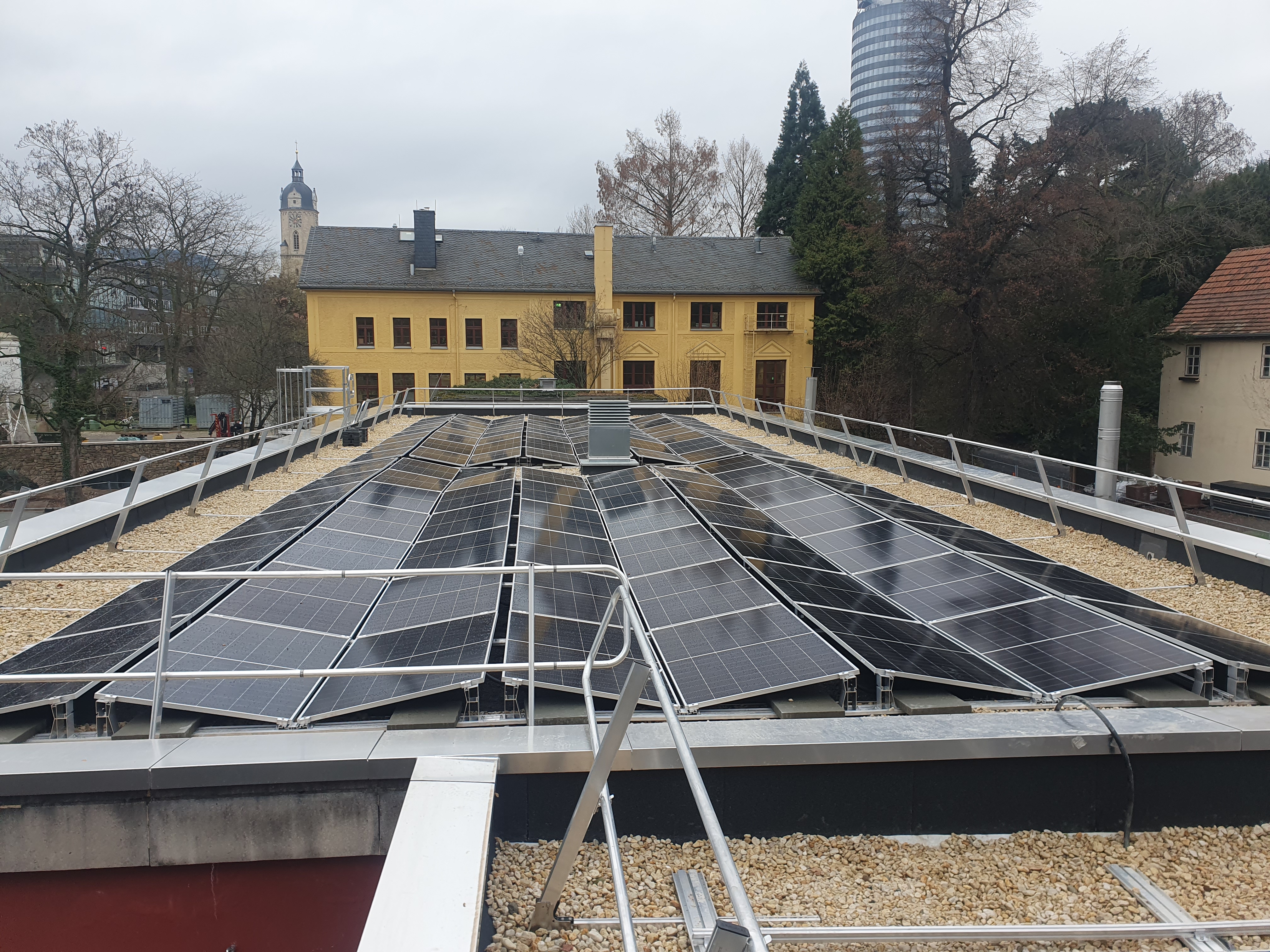 Photovoltaikanlage auf Metalldach mit Dachfenster