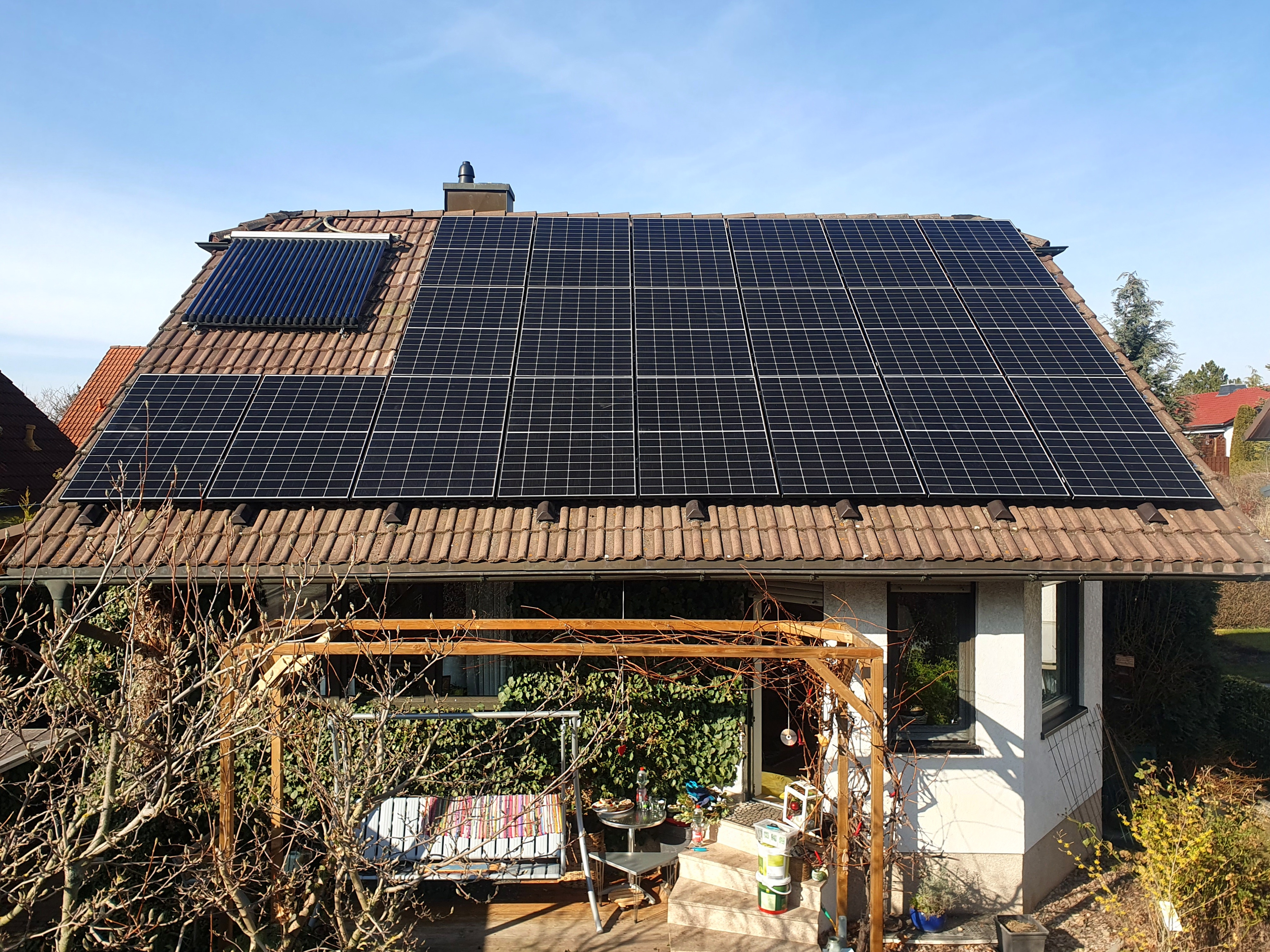 Photovoltaikanlage auf Einfamilienhaus mit Solarthermieanlage