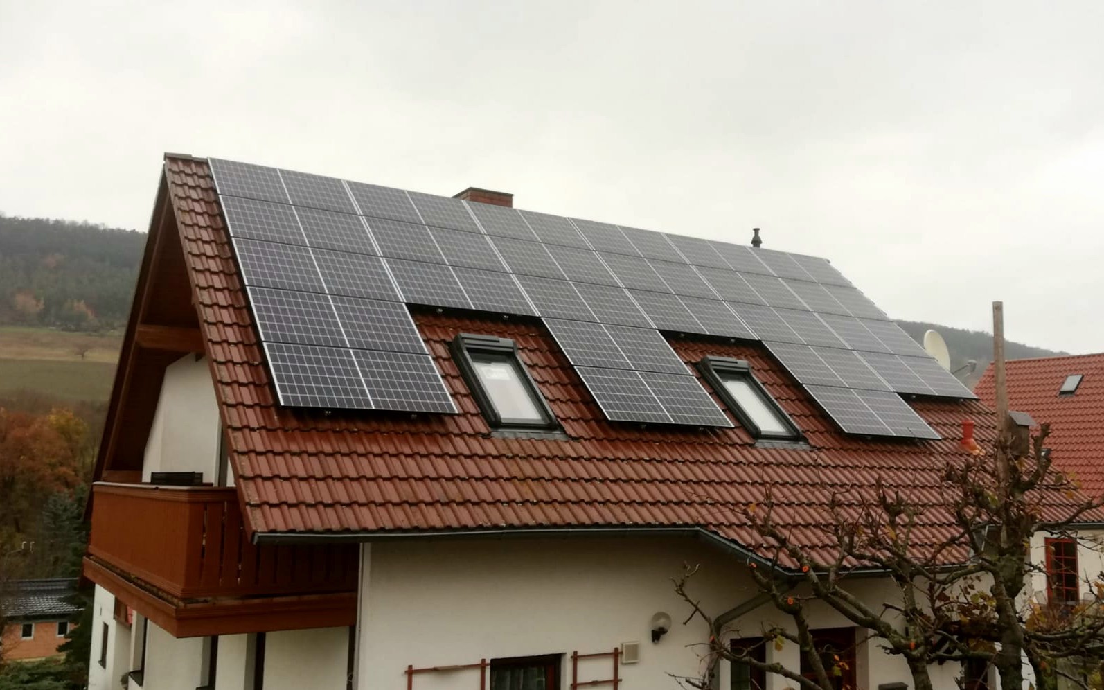 Große Photovoltaikanlage auf Satteldach mit Dachfenstern