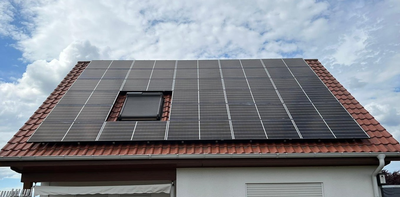 Photovoltaikanlage auf Wohnhausdach mit integriertem Dachfenster