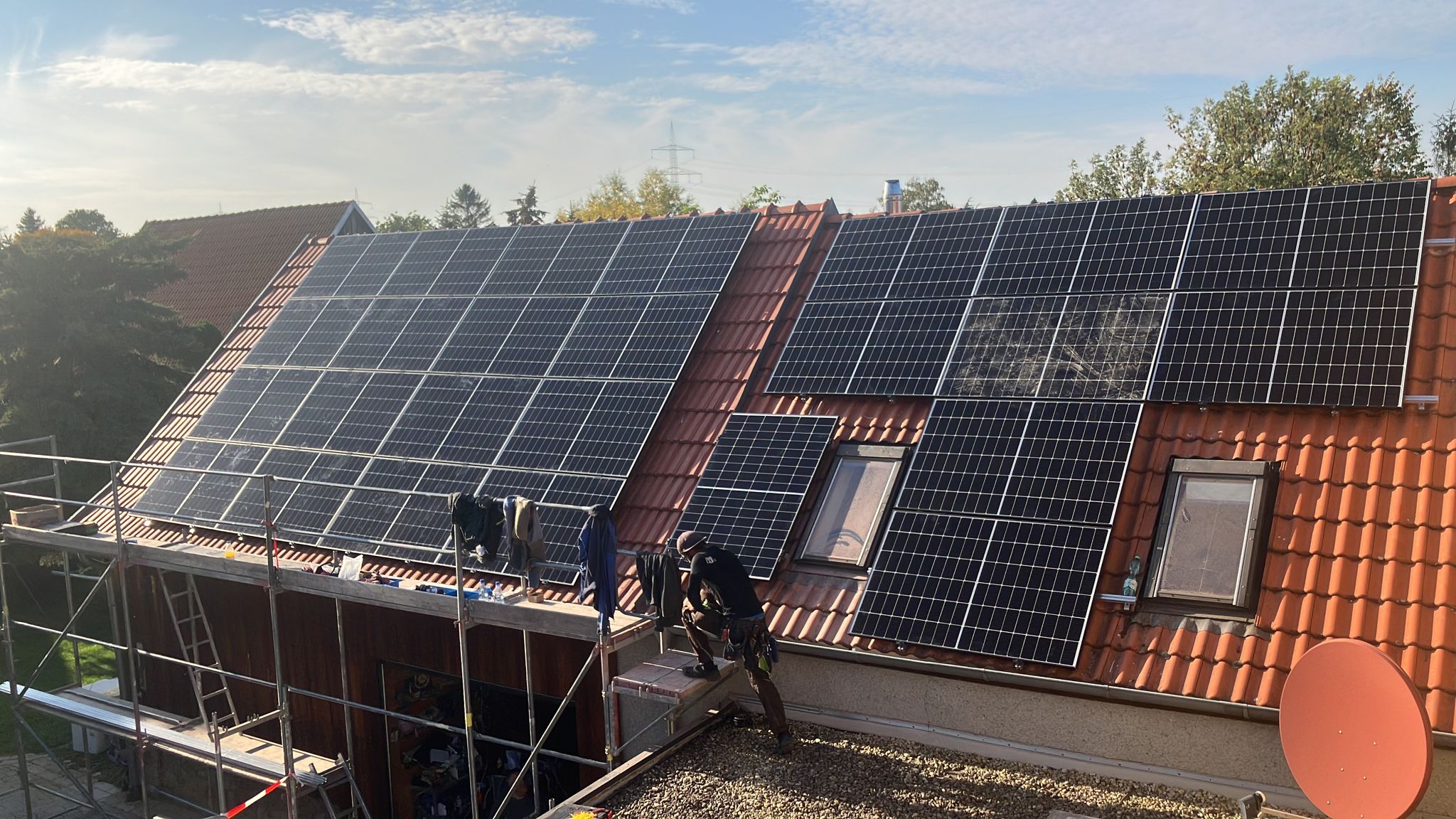 Photovoltaikanlage während der Montage auf Einfamilienhaus