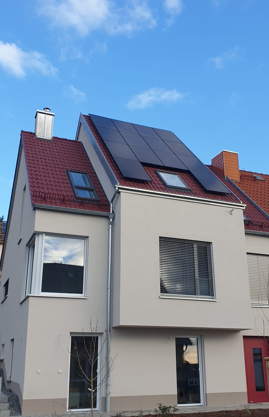 Moderne Photovoltaikanlage auf Neubau