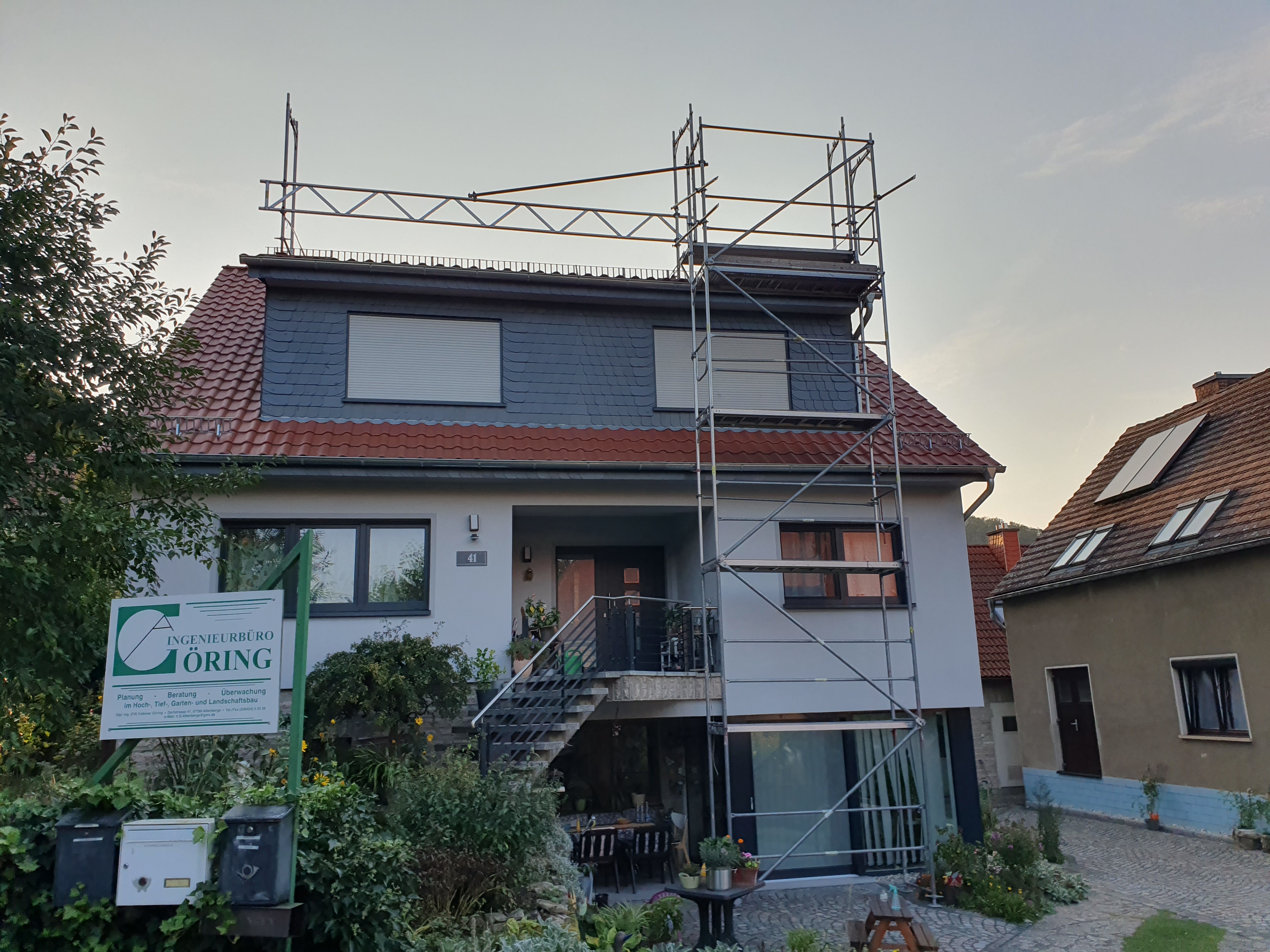 Gerüstaufbau an Wohnhaus zur Vorbereitung einer Photovoltaikanlage
