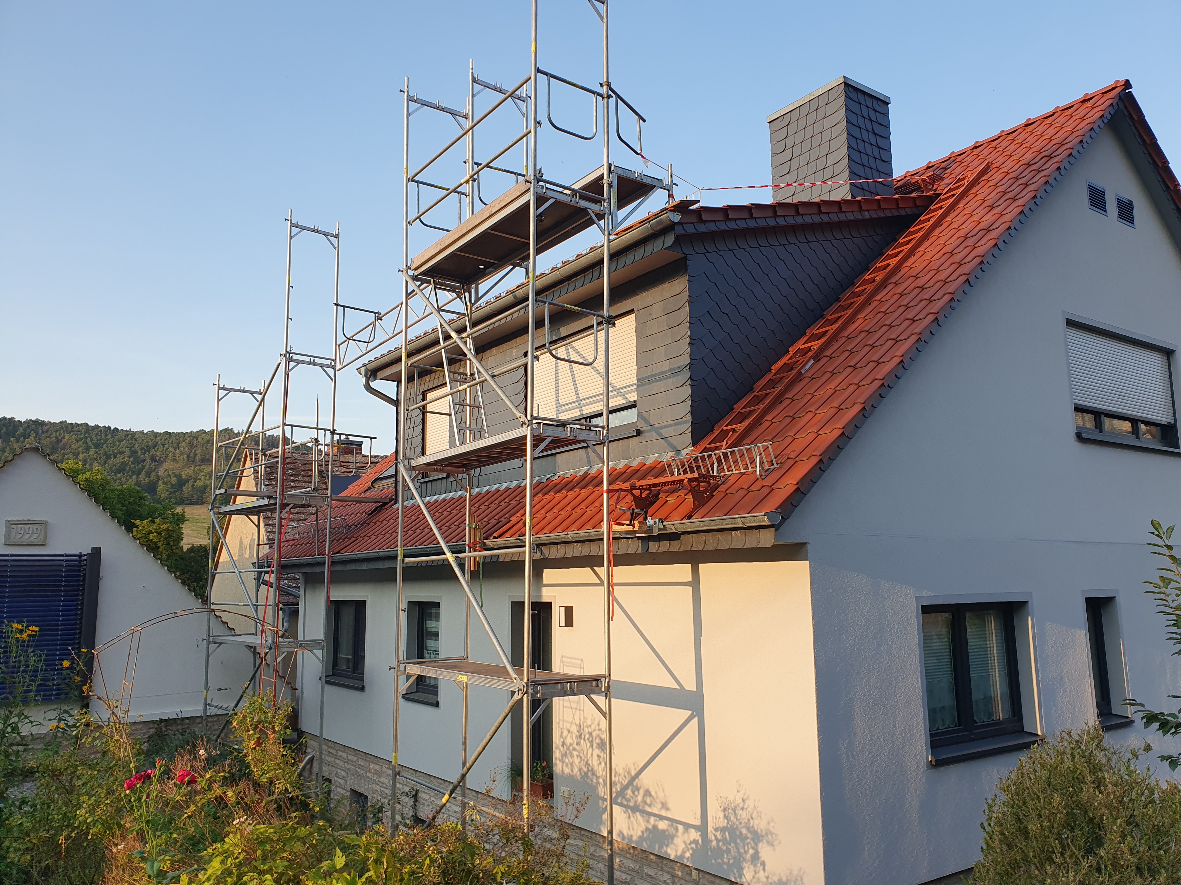 Arbeitsgerüst an Einfamilienhaus für Dachinstallation