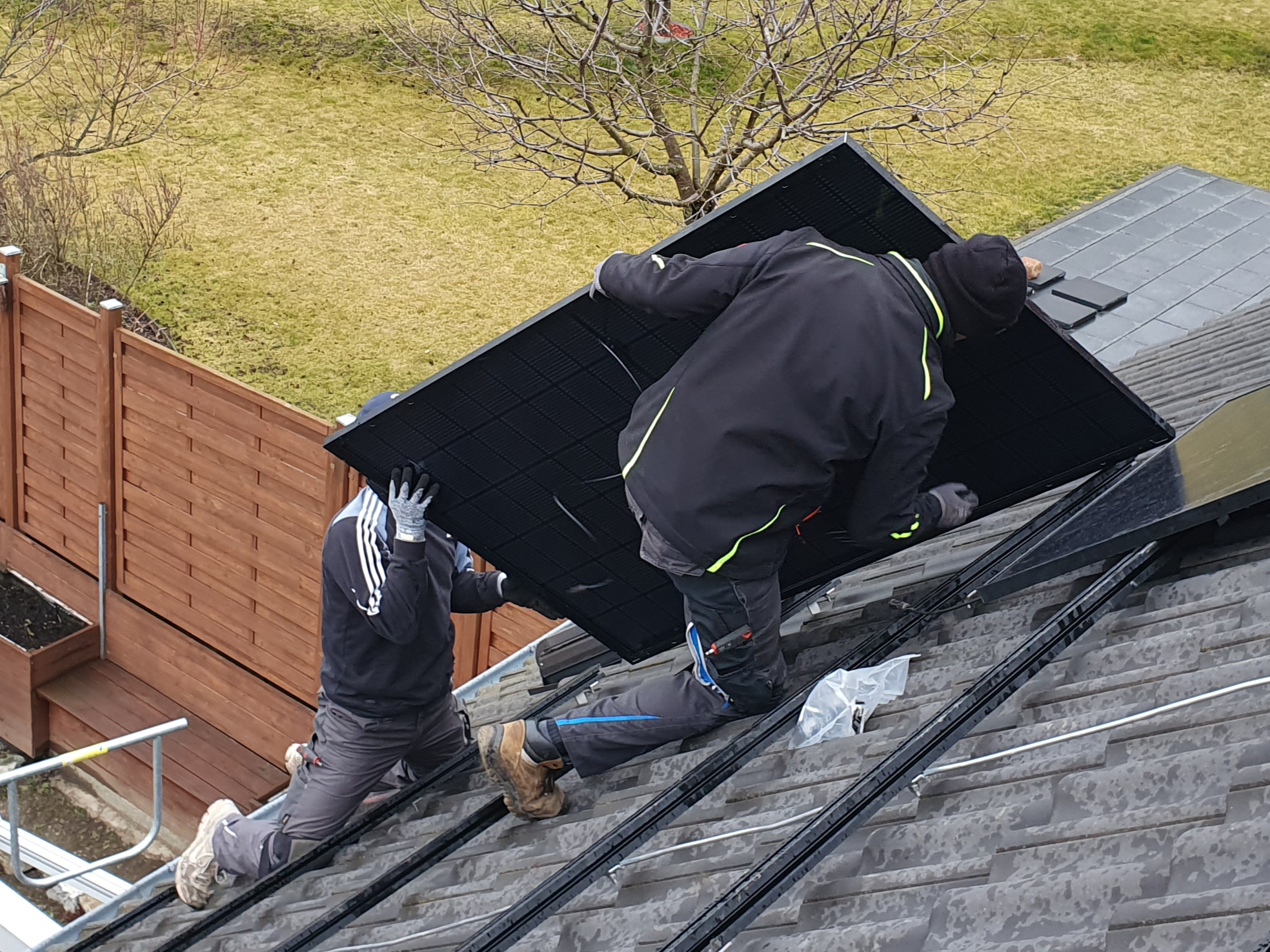 Montage eines Solarmoduls auf Schrägdach